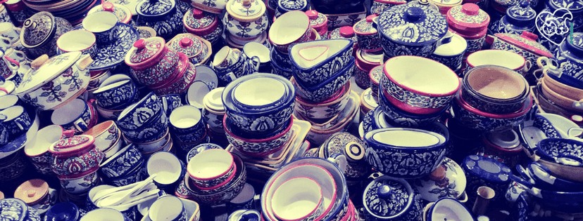 Bild ist voll von aufgestapelten Futternäpfen